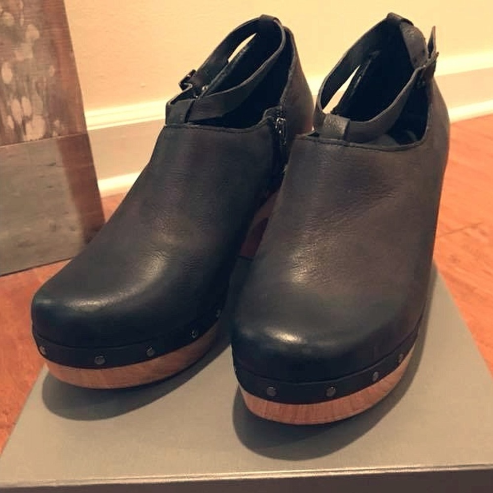 Antelope clogs, size 40 (US 10)